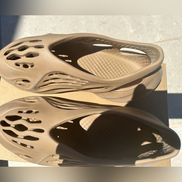 Yeezy Foam Runner ‘Clay Stone’ - Picture 7 of 13
